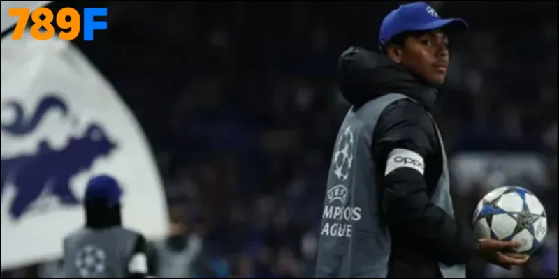 Con trai Thiago Silva - Isago da Silva xuất hiện trong vai trò ballboy ở trận Chelsea – Benfica Con trai Thiago Silva - Isago da Silva xuất hiện trong vai trò ballboy ở trận Chelsea – Benfica