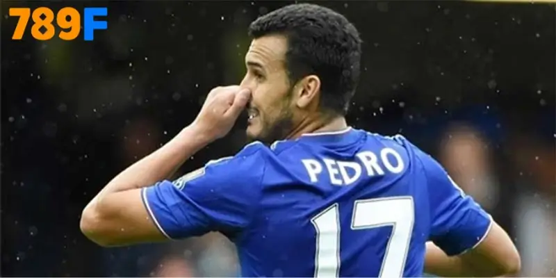 Pedro rời sân trong thất vọng sau chiếc thẻ đỏ, đẩy Chelsea vào thế thiếu người Pedro rời sân trong thất vọng sau chiếc thẻ đỏ, đẩy Chelsea vào thế thiếu người